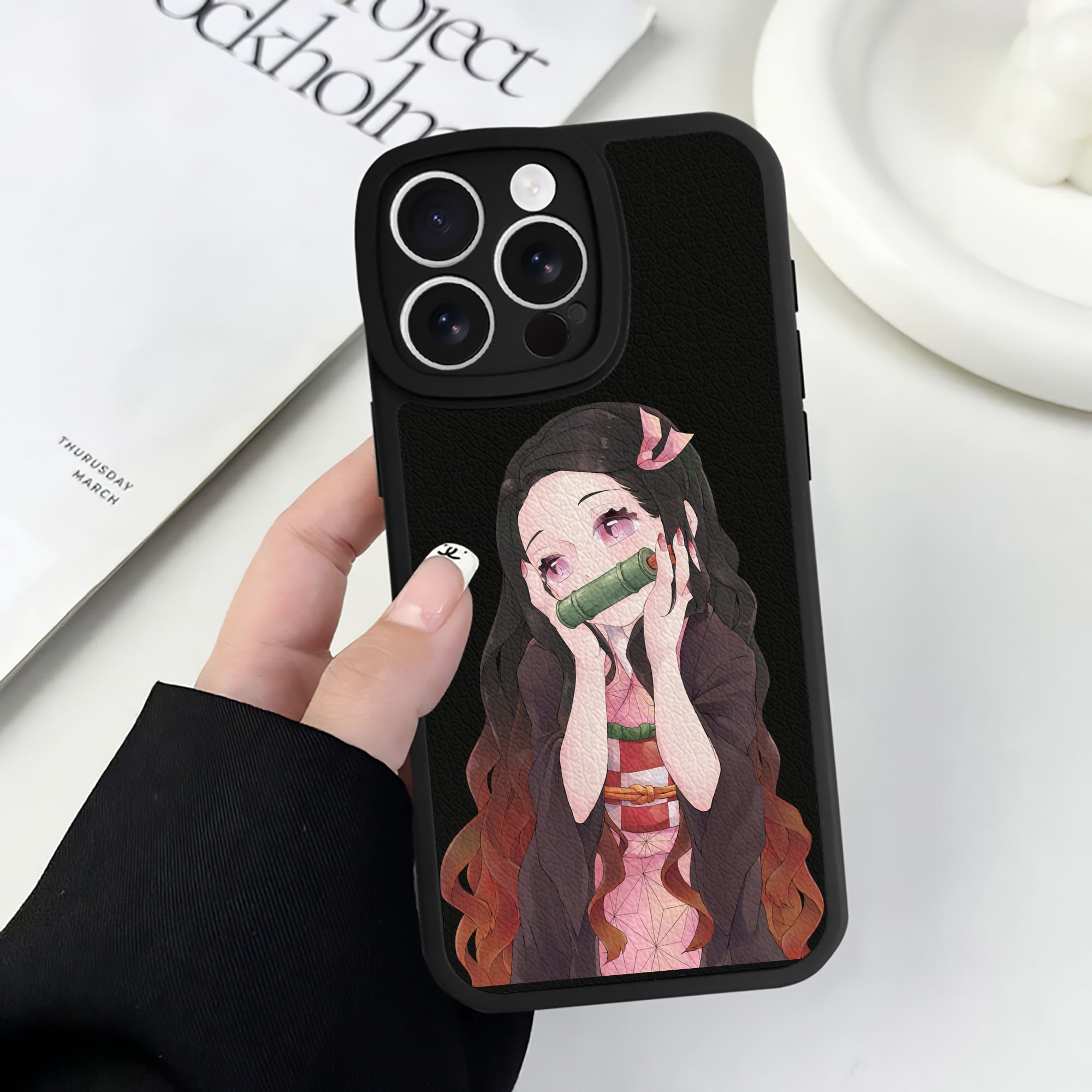 （画像用） 鬼滅の刃（きめつのやいば）竈門 禰󠄀豆子／かまど ねずこ Kamado Nezuko 【iPhone 16シリーズ対応】シリコンスマホケース（レザー調） 材質：シリコン